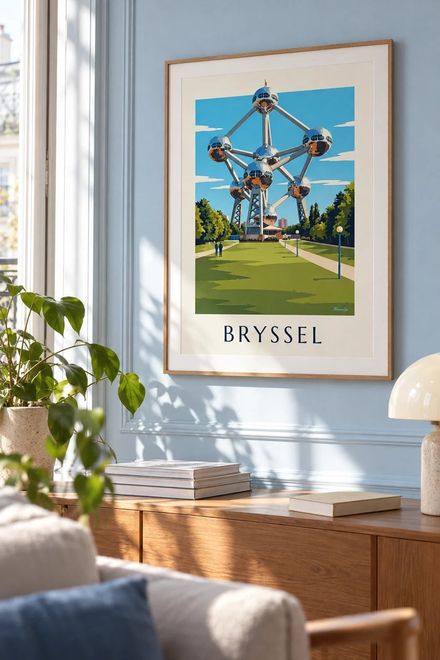 Juliste Brysselin Atomium ja puiston nurmikot: kehystettynä seinällä