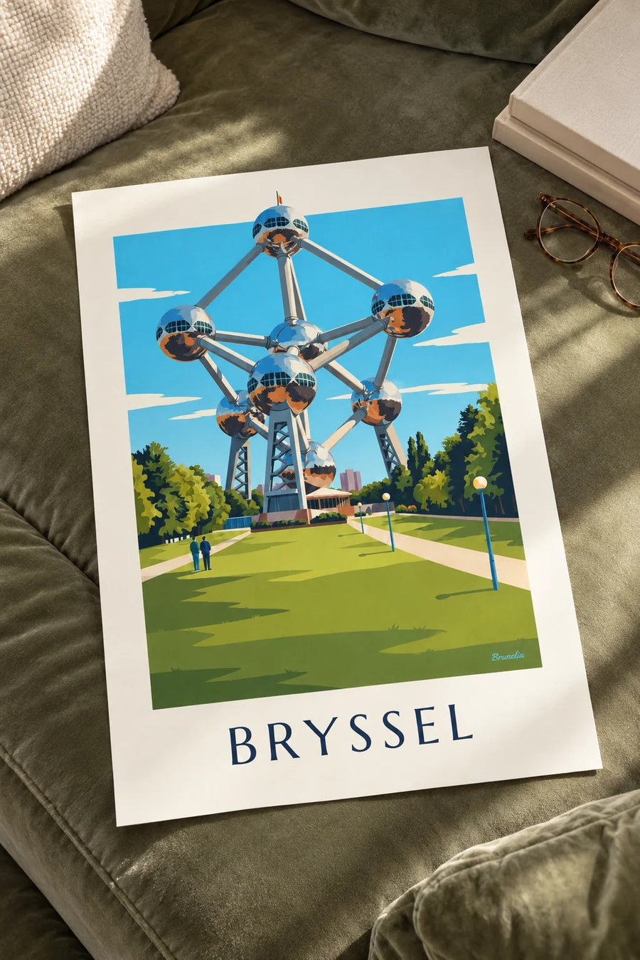 Juliste Brysselin Atomium ja puiston nurmikot: pöydällä