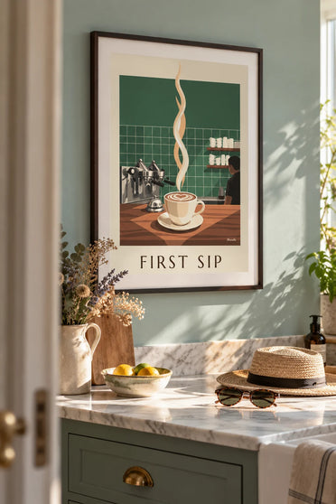 Juliste cappuccino vaahtosydämellä kahvilan tiskillä: kehystettynä seinällä