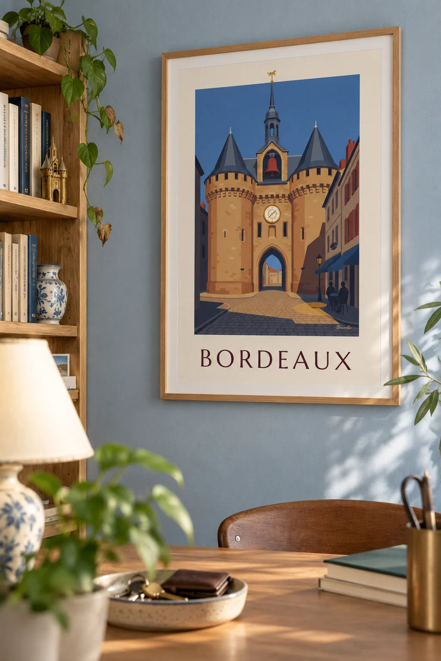 Juliste Bordeaux'n Grosse Cloche -kellotornista ja kahvilan terassista: kehystettynä seinällä
