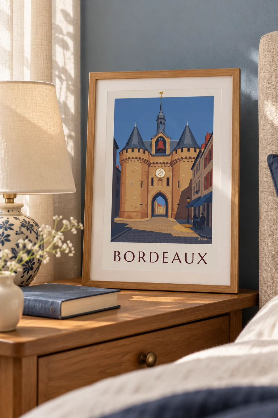 Juliste Bordeaux'n Grosse Cloche -kellotornista ja kahvilan terassista: pieni A4-koko kehyksissä