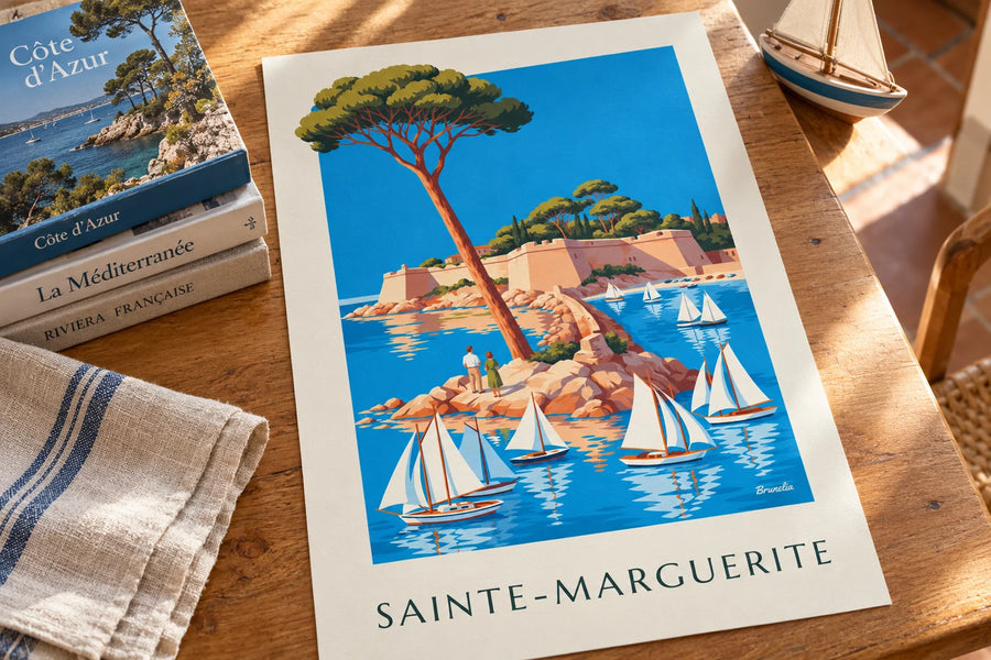 Juliste Sainte-Marguerite-saari ja kuninkaallinen linnake Cannesin edustalla: pöydällä