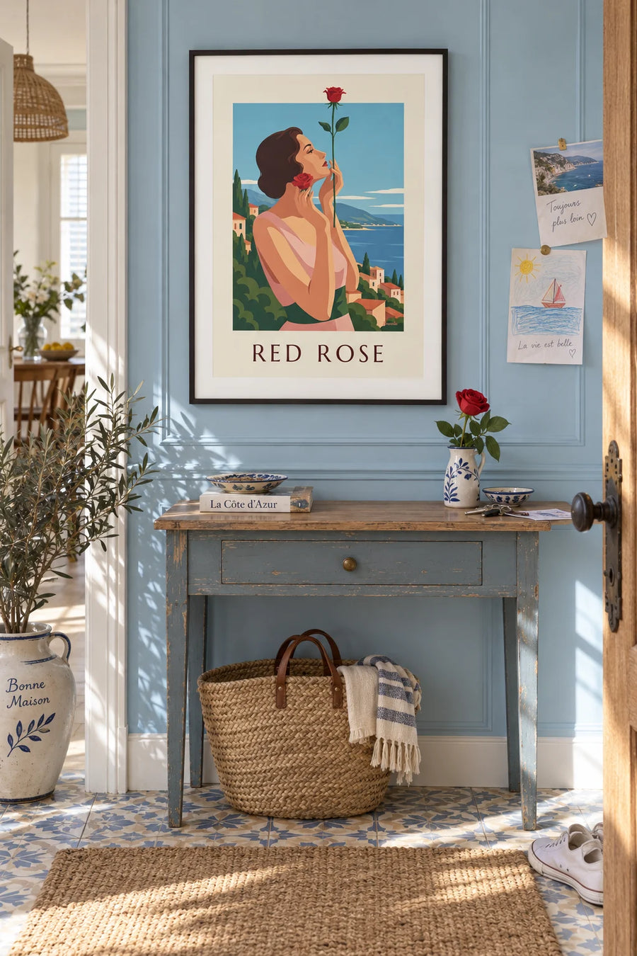 Affiche femme élégante tenant une rose rouge près du visage : encadrée au mur