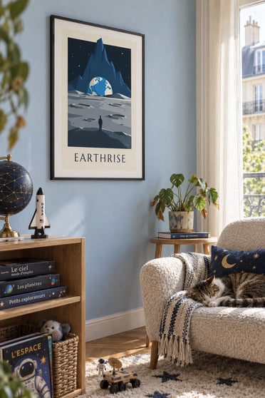 Affiche cratères de la Lune et Terre à l'horizon : encadrée au mur