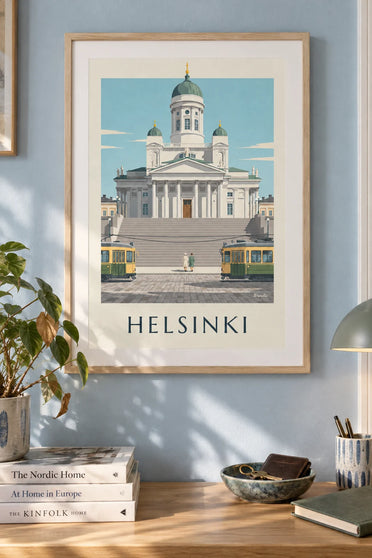Juliste Helsingin raitiovaunusta ja tuomiokirkosta: kehystettynä seinällä