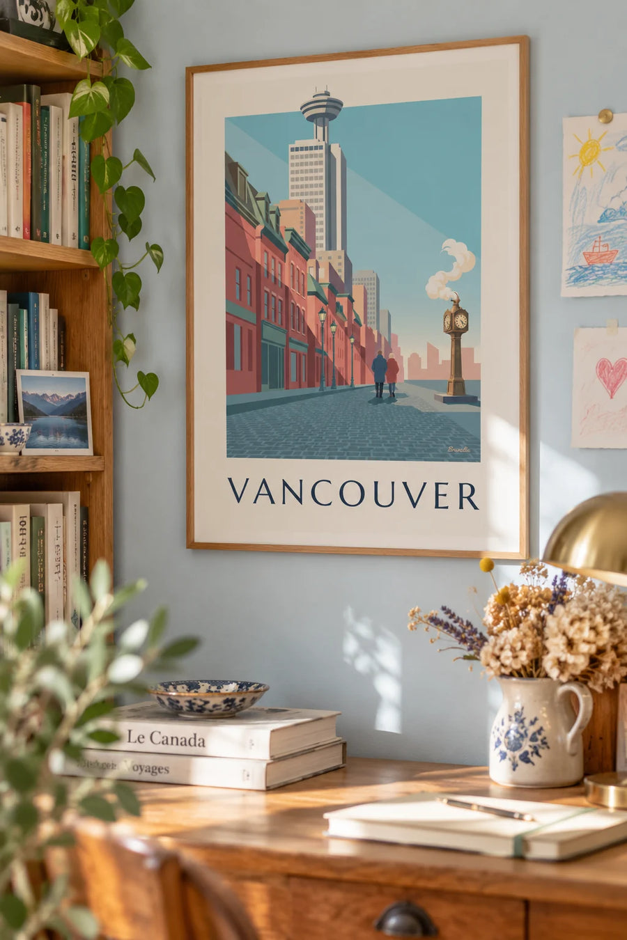 Juliste Gastownin höyrykellosta Vancouverissa: kehystettynä seinällä