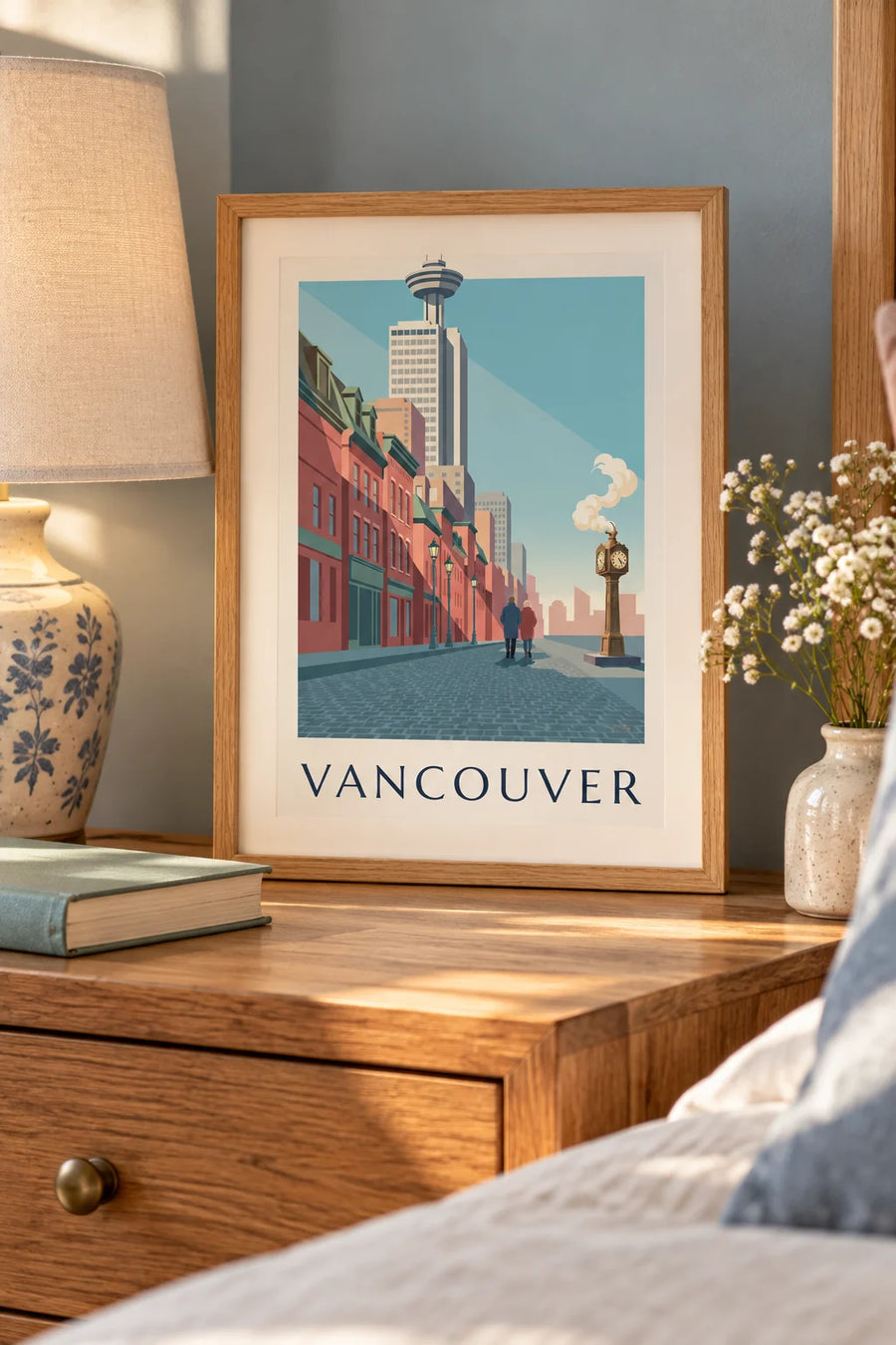 Juliste Gastownin höyrykellosta Vancouverissa: pieni A4-koko kehystettynä