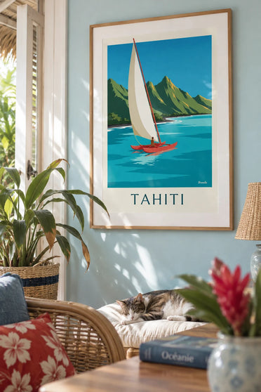 Juliste Tahitin vuoret ja purjekanootti laguunissa: kehystettynä seinällä