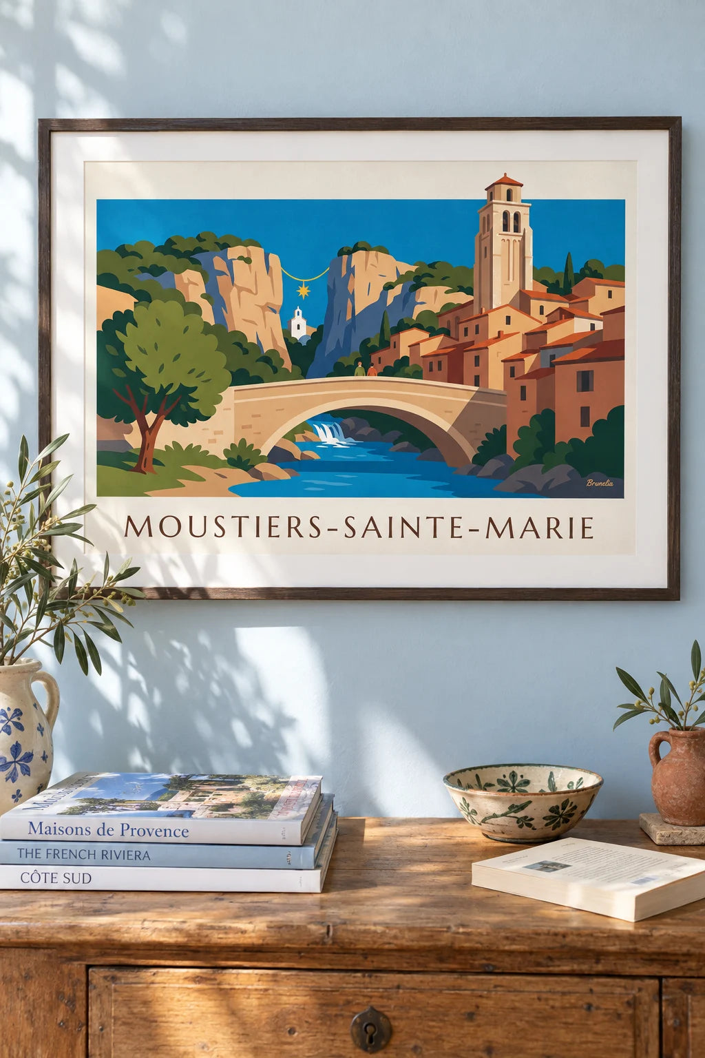Moustiers-Sainte-Marie -juliste, kylä ja romaaninen kellotorni seinällä