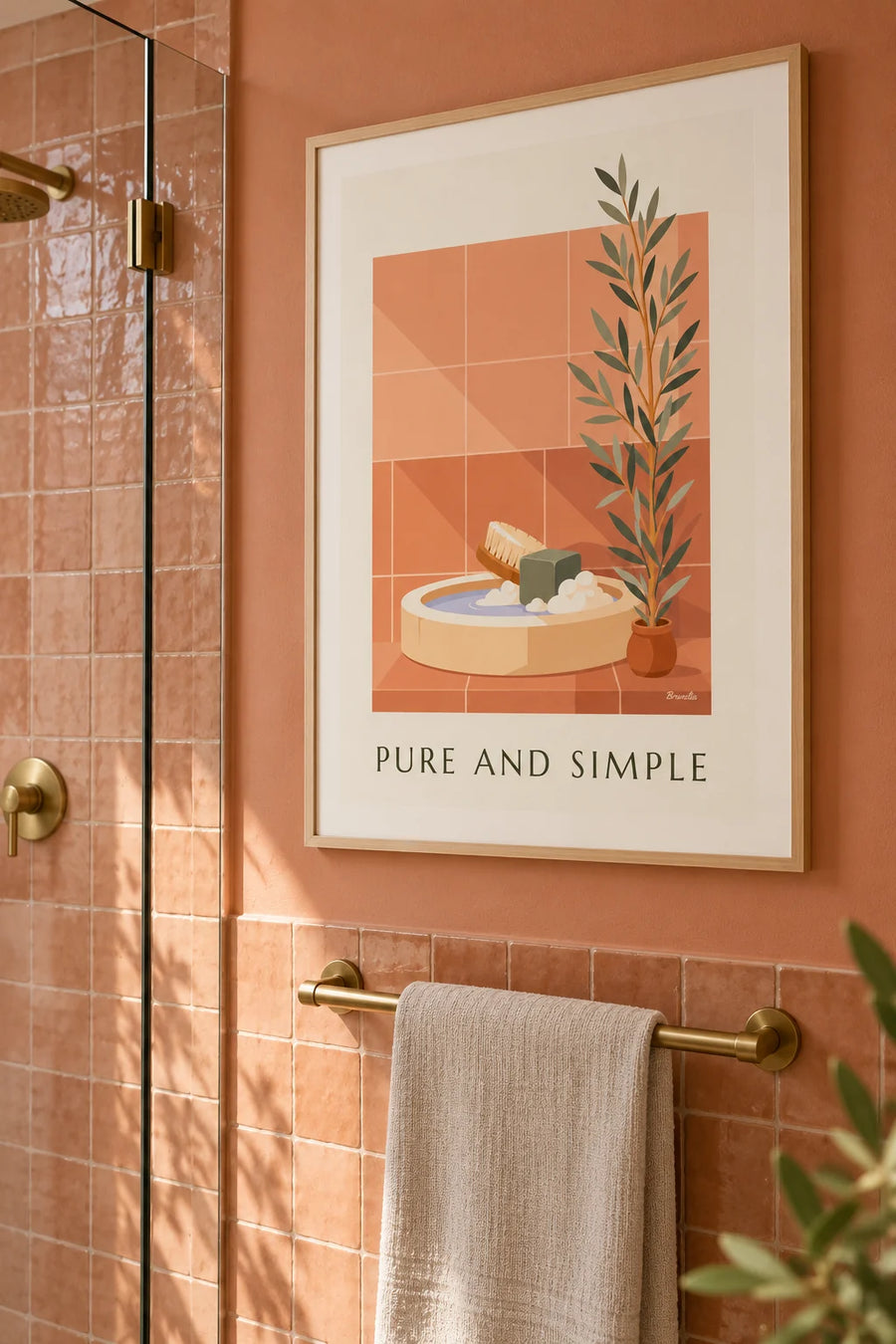 Juliste Marseillen saippuapalasta ja puuharjasta: kehystettynä seinällä
