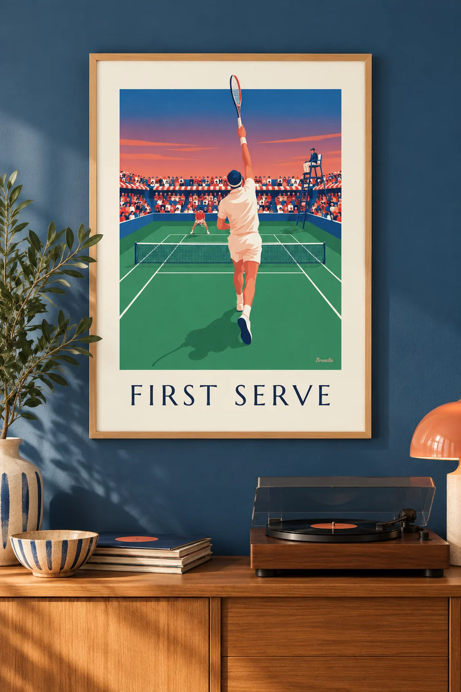 Juliste tennispelaajasta syöttämässä ruohokentällä turnauksessa: kehystettynä seinällä