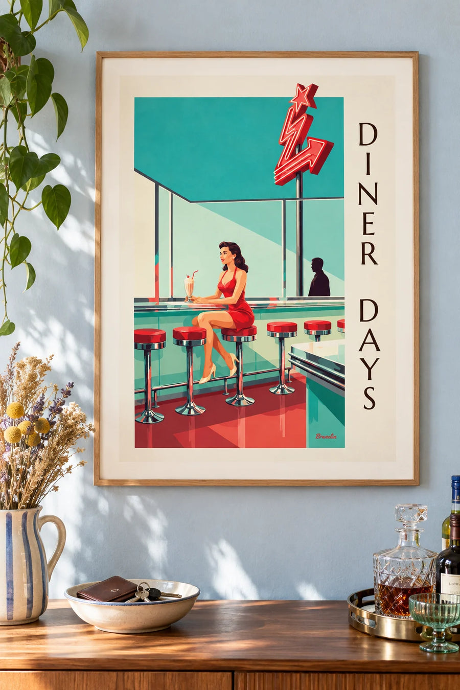 Juliste pin-up amerikkalaisen diner-ravintolan tiskillä: kehystettynä seinällä