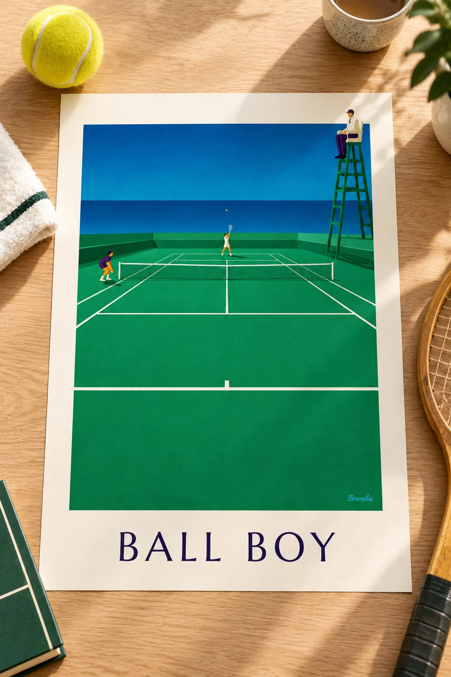 Juliste pallopojasta tenniskentällä: pöydällä